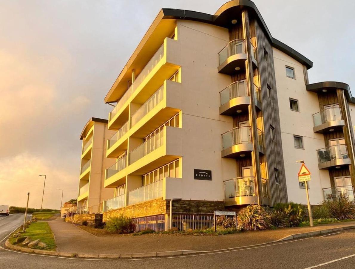 Sunset Waves Sea View Apartment Featuring Panoramic Views & Parking New Quay Dış mekan fotoğraf